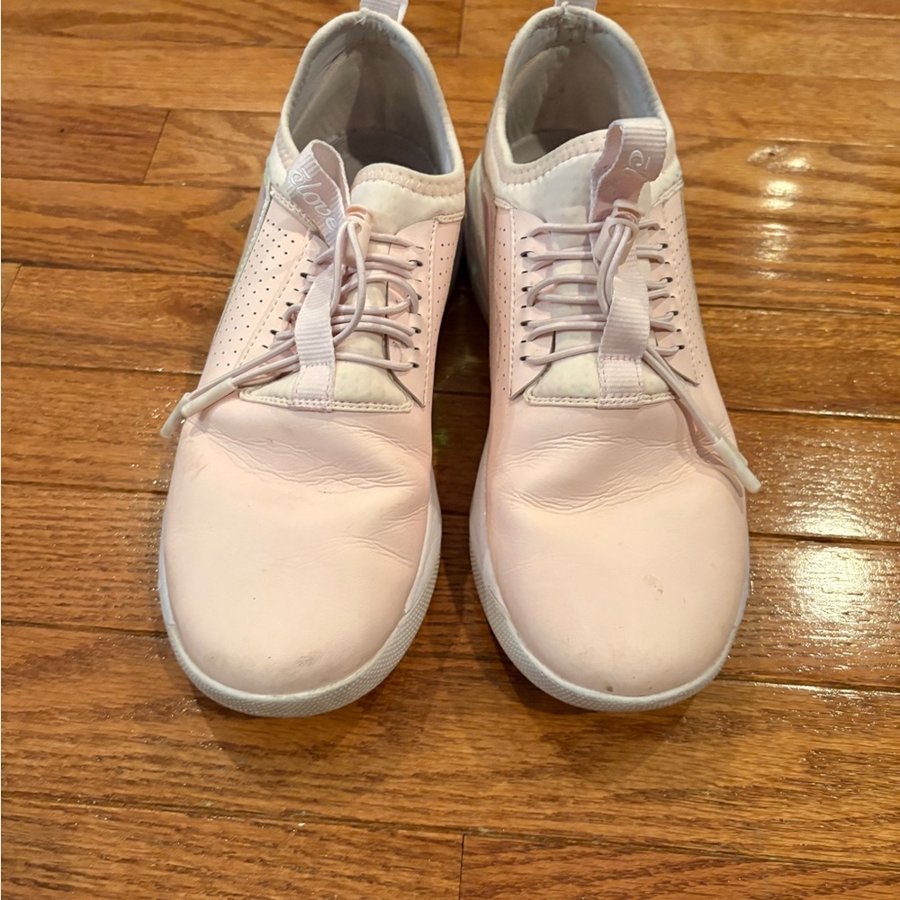 Clove shoes for healthcare workers